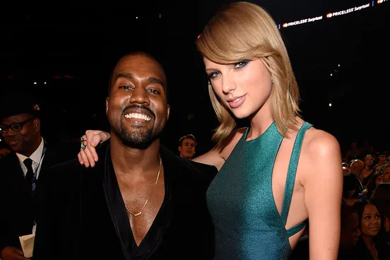 Ο Kanye West και η Taylor Swift ποζάρουν χαμογελαστοί σε εκδήλωση βραβείων.