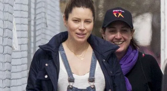 Η έγκυος Jessica Biel με τζιν σαλοπέτα στα γυρίσματα της ταινίας The Devil and The Deep Blue Sea.