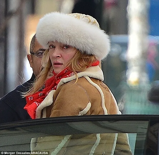 25C838EA00000578-0-Frozen_in_time_Uma_Thurman_still_looks_extremely_fresh_faced_as_-m-19_1424248643330_22eca
