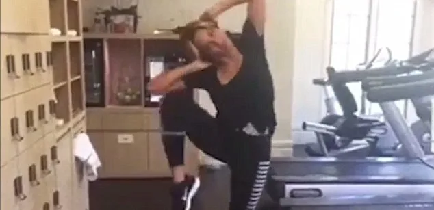 Η Beyonce κάνει γυμναστική σε εσωτερικό χώρο.
