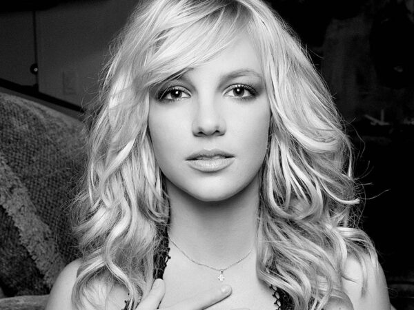 H Britney Spears λανσάρει νέα σειρά εσωρούχων και ποζάρει με αυτά! Δείτε τη
