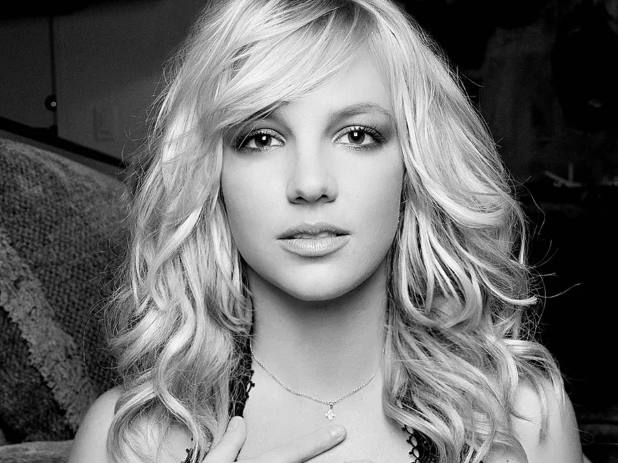 Η Britney Spears ποζάρει με εσώρουχα από τη νέα της συλλογή.