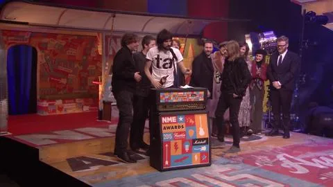 Τα μέλη των Kasabian στη σκηνή των NME Awards 2015.