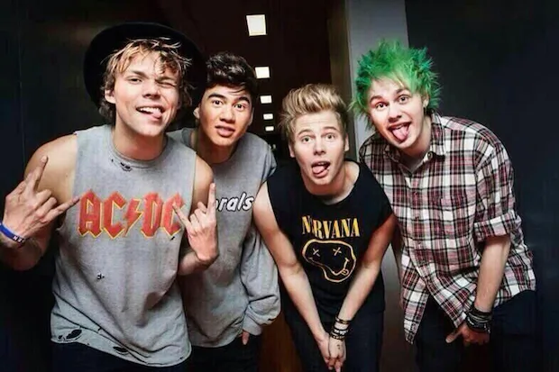 Το συγκρότημα 5 Seconds Of Summer ποζάρει κάνοντας αστείες γκριμάτσες.