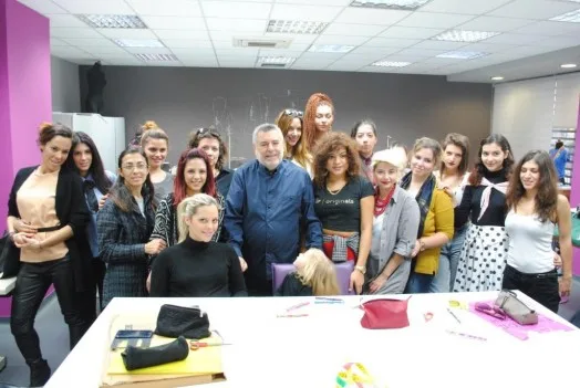 Ο Μάκης Τσέλιος με σπουδαστές του ΙΕΚ ΑΚΜΗ.