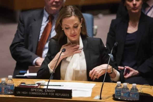 Η Angelina Jolie ως Ειδική Απεσταλμένη του ΟΗΕ σε ομιλία.