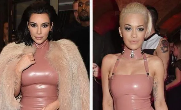 Η Kim Kardashian και η Rita Ora με παρόμοια ροζ λάτεξ φορέματα.