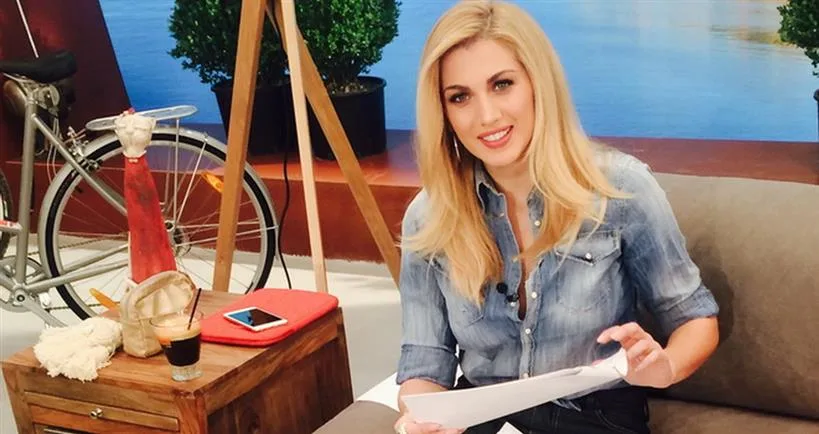 Η Κωνσταντίνα Σπυροπούλου σε τηλεοπτικό πλατό