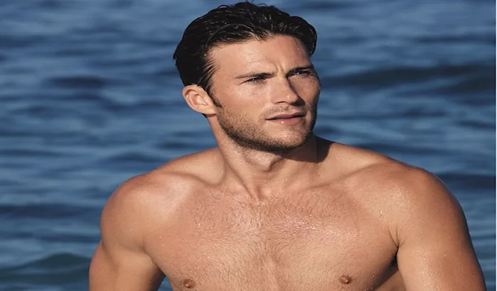 Ο Scott Eastwood χωρίς μπλούζα στη θάλασσα.