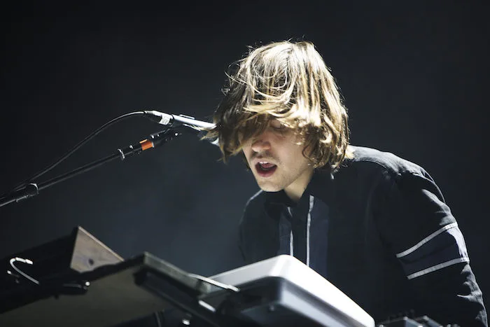 Ο Will Butler των Arcade Fire παίζει πλήκτρα σε συναυλία.