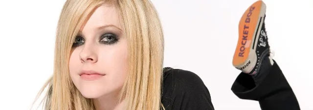 Η Avril Lavigne με έντονο μακιγιάζ στα μάτια και ξανθά μαλλιά.
