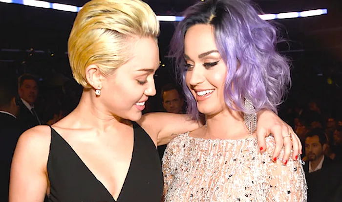 Η Miley Cyrus και η Katy Perry στα παρασκήνια των βραβείων Grammy.