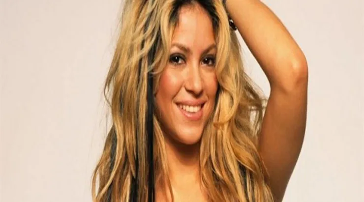 Η Shakira με ξανθά μαλλιά και μαύρες ανταύγειες.