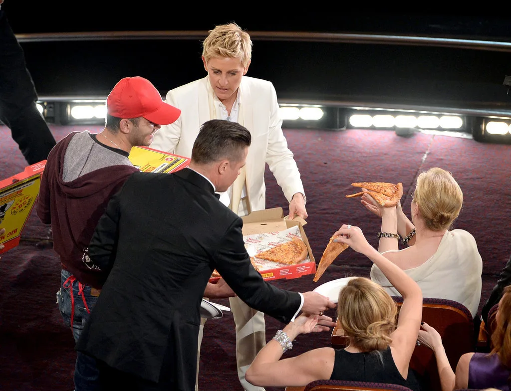 Brad-Pitt-Julia-Roberts-Meryl-Streep-got-pizza-party