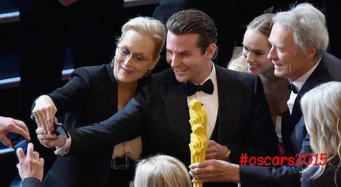 Διάσημοι ηθοποιοί βγάζουν selfie στα Όσκαρ 2015.