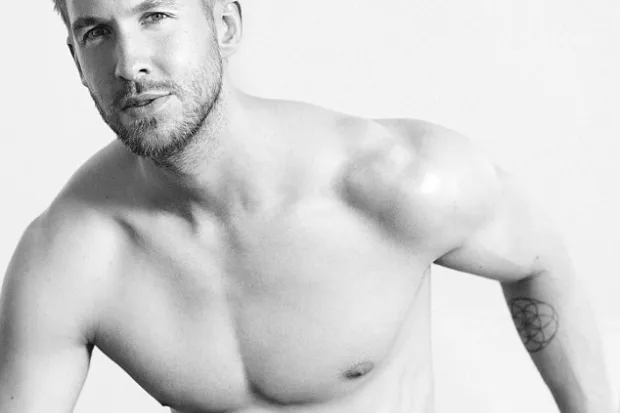 Ασπρόμαυρη φωτογραφία του Calvin Harris χωρίς μπλούζα για καμπάνια εσωρούχων.