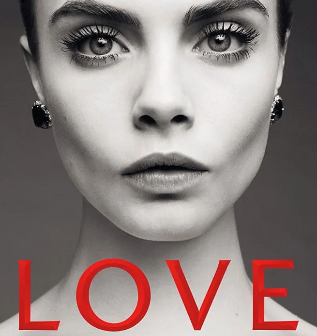 Κοντινό ασπρόμαυρο πορτρέτο της Cara Delevingne για το περιοδικό LOVE.