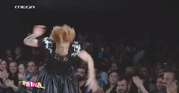 Τραγουδίστρια πέφτει στη σκηνή κατά τη διάρκεια εμφάνισης.