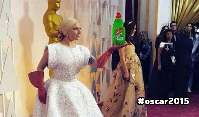 Η Lady Gaga στα Όσκαρ 2015 με κόκκινα γάντια και ένα μπουκάλι απορρυπαντικού πιάτων.
