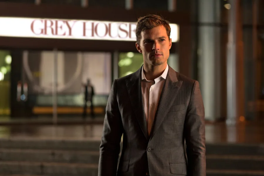 Ο Jamie Dornan ως Christian Grey έξω από το κτίριο Grey House.