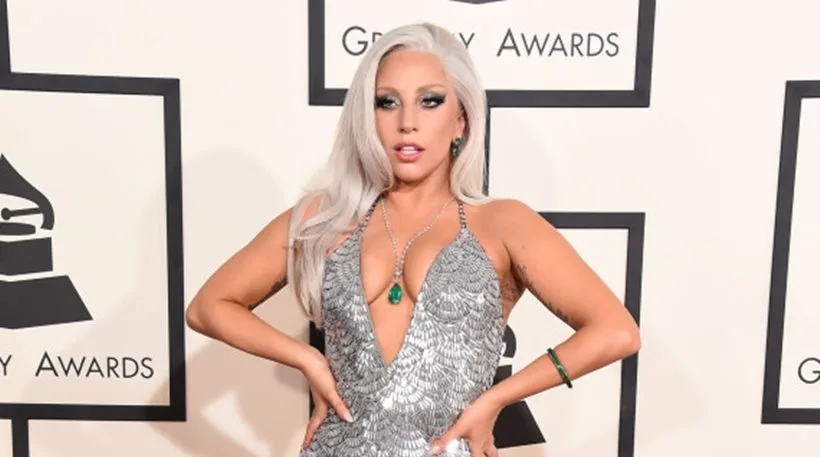 Η Lady Gaga στα βραβεία Grammy με ασημί φόρεμα και πλατινέ μαλλιά.