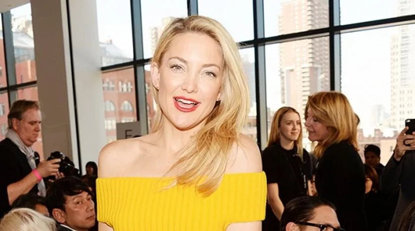 Η Kate Hudson με κίτρινο φόρεμα στην εβδομάδα μόδας της Νέας Υόρκης.