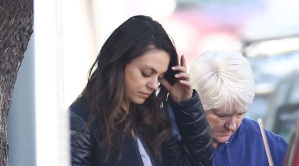 Τράβηξε πάνω της όλα τα βλέμματα η Mila Kunis στην βόλτα στο Λος Αντζελες