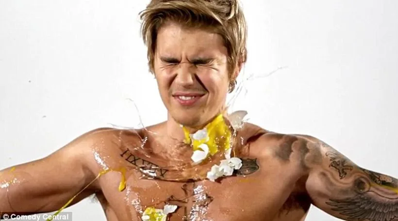 Ο Justin Bieber δέχεται αυγά στο στήθος του.