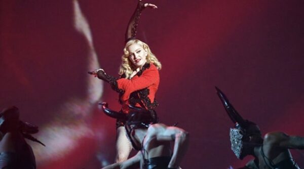 Γκρεμοτσακίστηκε η Madonna στα Brit Awards! Δείτε την απίστευτη τούμπα