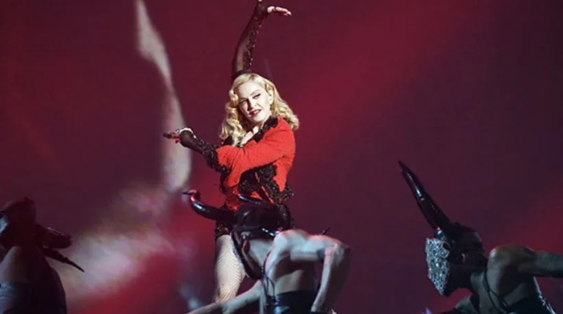 Η Madonna στη σκηνή των Brit Awards με χορευτές που φορούν κέρατα.