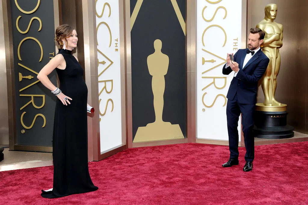 Jason-Sudeikis-stepped-back-take-snap-his-pregnant-fiancée