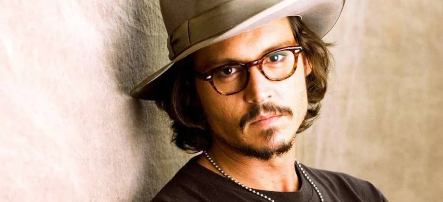 Ο Johnny Depp με καπέλο και γυαλιά