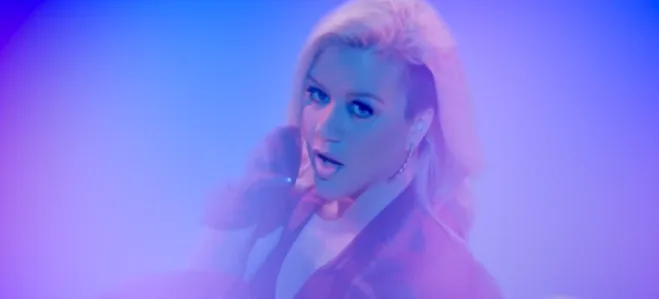 Η Kelly Clarkson σε πλάνο από το video clip του Heartbeat Song.