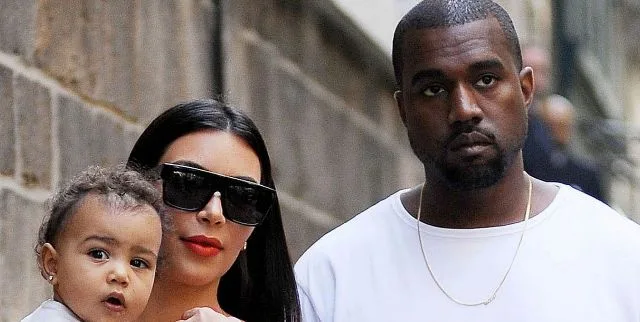 Ο Kanye West, η Kim Kardashian και η North West σε εξωτερικό χώρο.