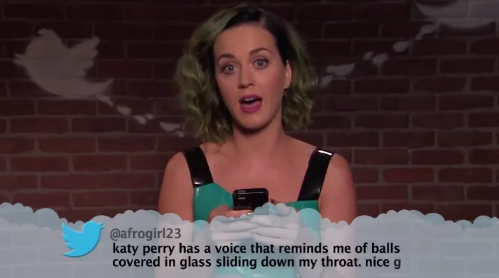 Η Katy Perry διαβάζει ένα tweet από το κινητό της.