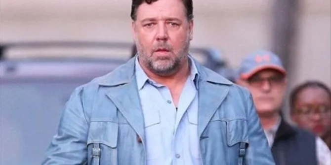 Ο Russel Crowe με γαλάζιο τζάκετ και πουκάμισο στα γυρίσματα ταινίας.