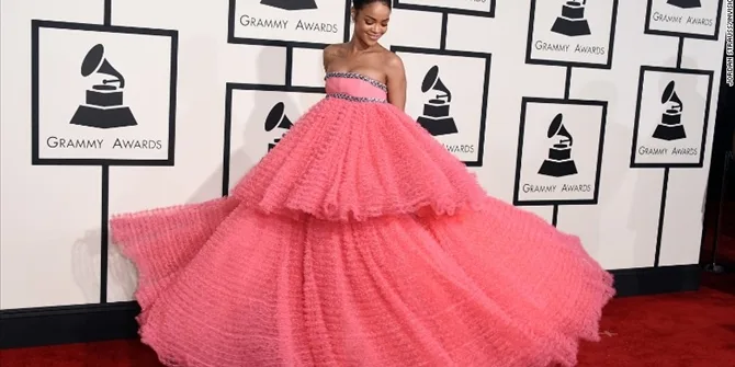 Η Rihanna με εντυπωσιακό ροζ φόρεμα στα βραβεία Grammy.