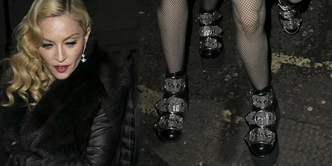 Η Madonna με μαύρο γούνινο παλτό και λεπτομέρεια από τα παπούτσια της με τις μεγάλες αγκράφες.