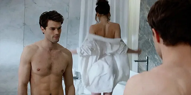 Ο Jamie Dornan ημίγυμνος σε σκηνή από την ταινία 50 Αποχρώσεις του Γκρι.