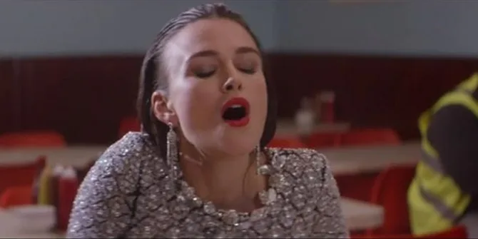 Η Keira Knightley σε σκηνή από βίντεο του Vanity Fair.