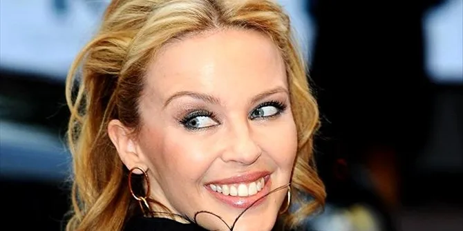 Κοντινό πλάνο της Kylie Minogue να χαμογελάει.