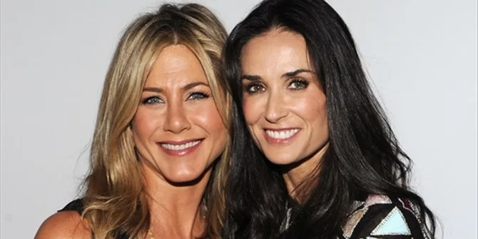 Η Jennifer Aniston και η Demi Moore ποζάρουν χαμογελαστές δίπλα-δίπλα.