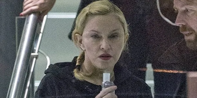 Κοντινό πλάνο της Madonna με μαύρο φούτερ και πιασμένα μαλλιά.