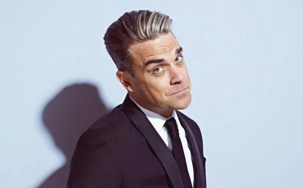 Ο Robbie Williams με κοστούμι και ξανθές ανταύγειες