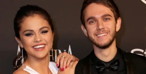 Η Selena Gomez και ο Zedd ποζάρουν χαμογελαστοί σε επίσημη εκδήλωση.