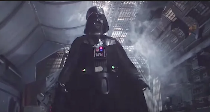 Ο Darth Vader από το Star Wars σε ένα σκοτεινό περιβάλλον με καπνούς.