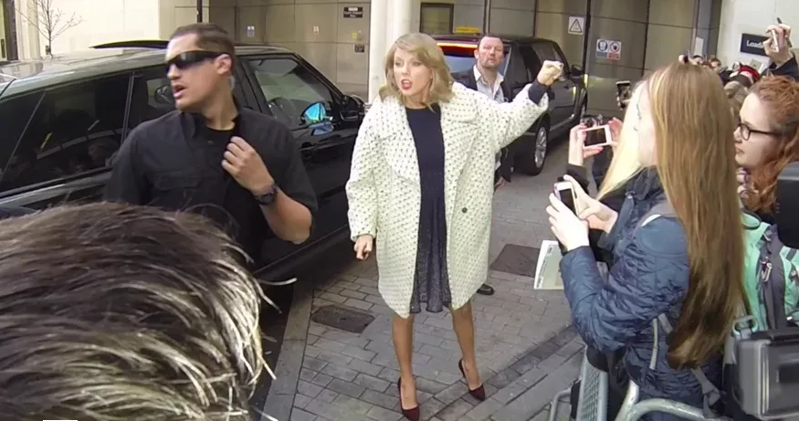 Η Taylor Swift έξω από το BBC Radio 1 στο Λονδίνο.