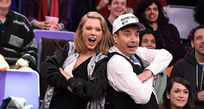 Η Taylor Swift και ο Jimmy Fallon σε κερκίδες γηπέδου.