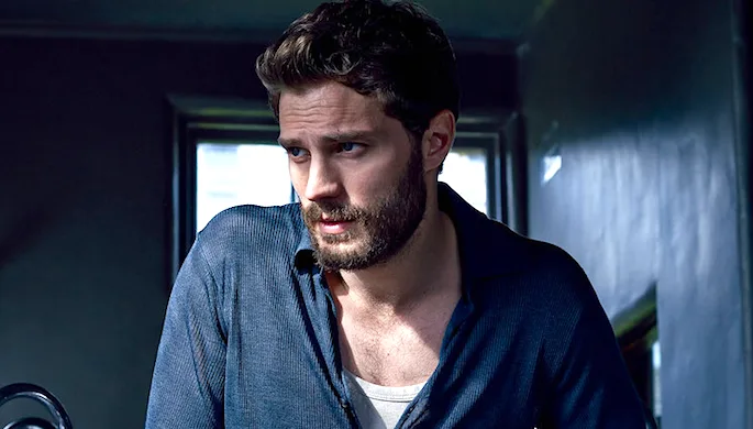 Ο Jamie Dornan με μπλε πουκάμισο σε εσωτερικό χώρο.