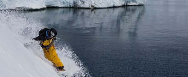 Τέλειο video: Κάνοντας snowboard σε παγόβουνο της Ανταρκτικής!